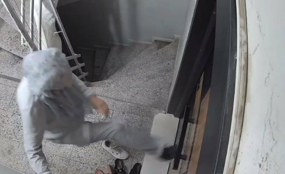 Manisa'da serbest bırakılan kadın 3 gün sonra yine geldi! Komşusunun yeni çelik kapısını tekmeledi