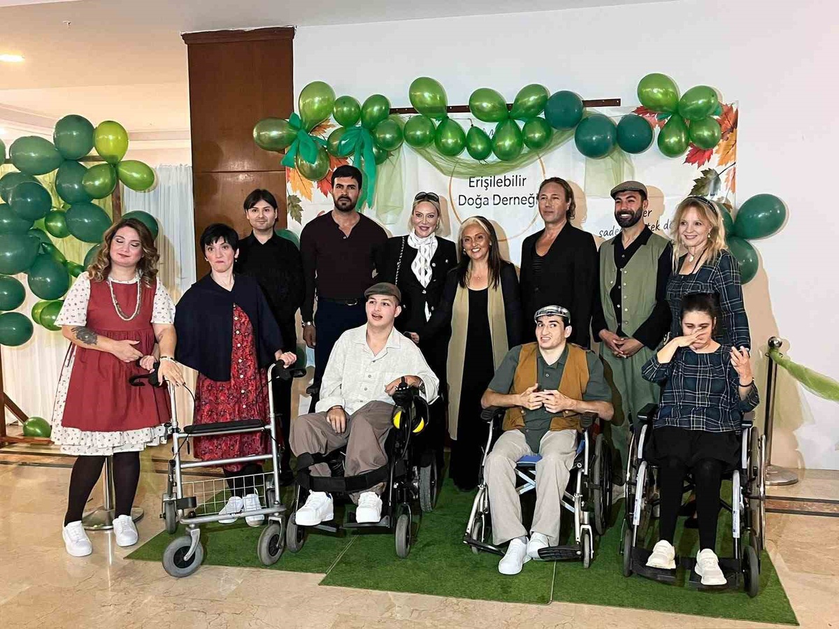 Serebral palsili bireyler İstanbul Bostancı'da özel kıyafetlerle podyuma çıktı