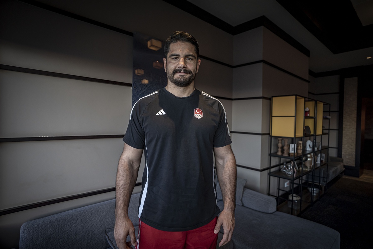 Taha Akgül, dizide üzerine devrilen 500 kiloluk kapının altında kalmaktan kurtuldu