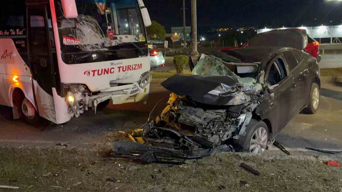 Tekirdağ'da iddiaya göre ters yöne giren otomobilin karıştığı kazada 3 kişi yaralandı