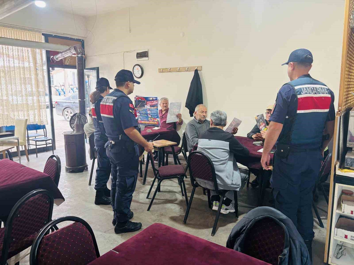 Tokat'ta jandarma, çocukların silaha erişimini önlemek için köylere broşür dağıttı