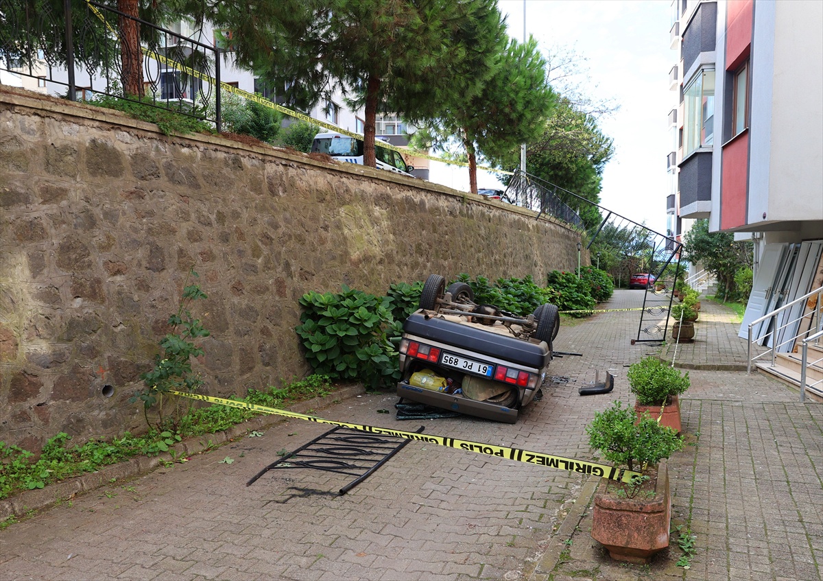 Trabzon Ortahisar'da yoldan çıkan otomobil site bahçesine düştü, sürücü yaralandı