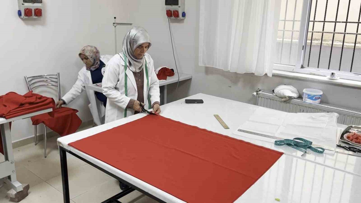 Türk bayrağını kendi elleriyle dikerek milli ve manevi değerleri üretime dönüştürüyorlar