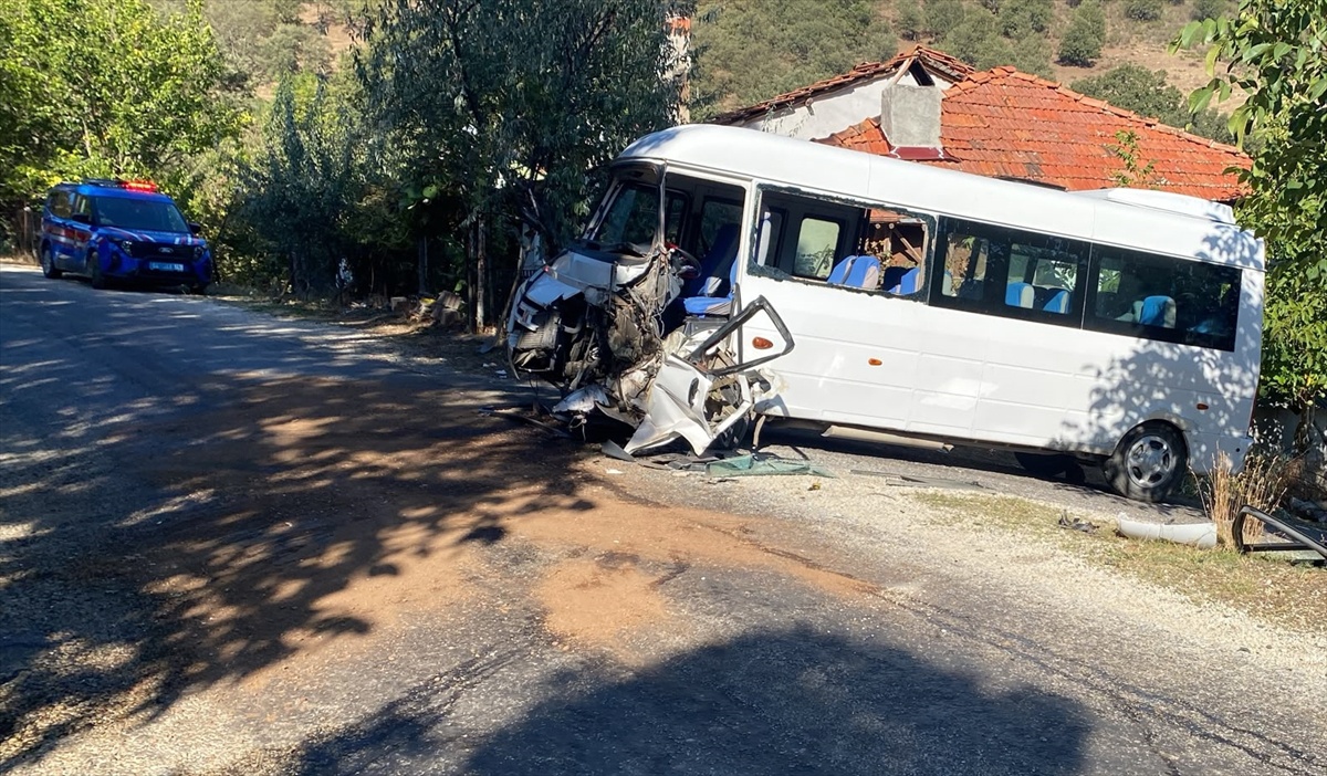 Uşak'ta öğrenci servisiyle kamyon çarpıştı, 5 öğrenci yaralandı