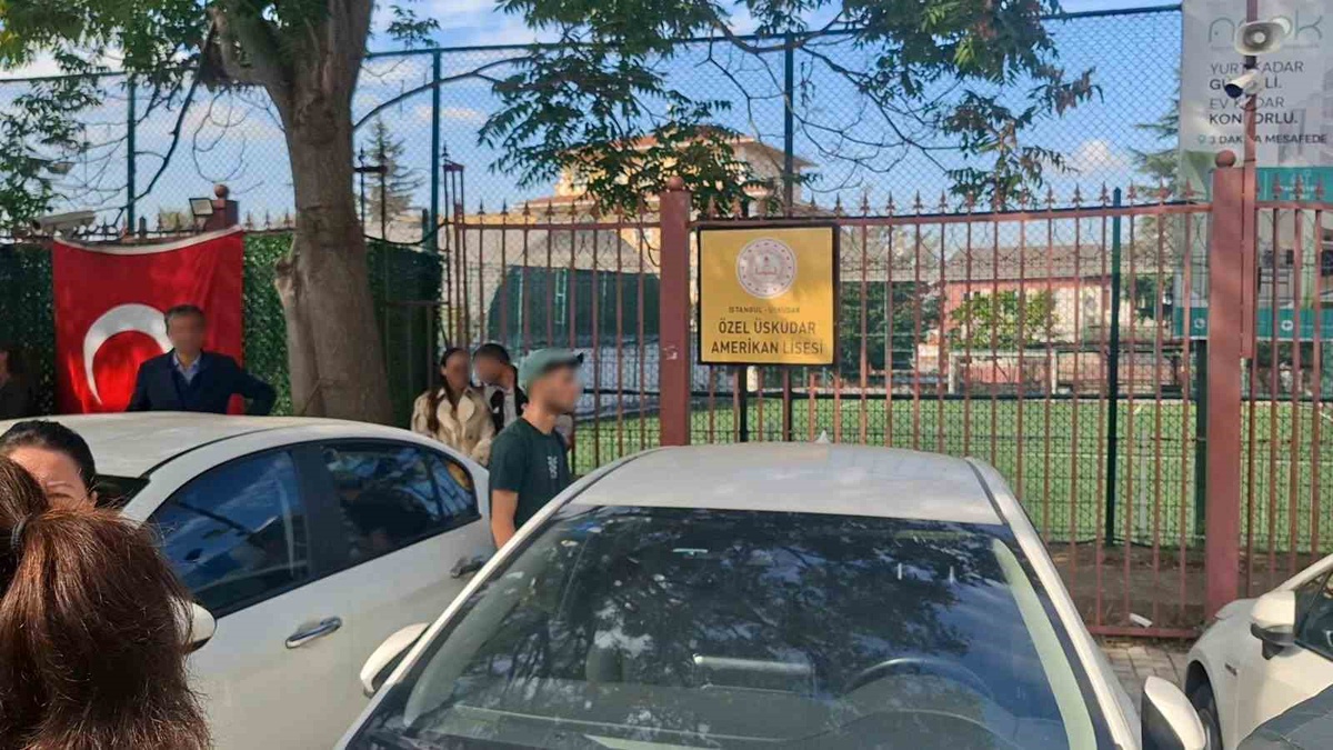 Üsküdar Amerikan Lisesi'nde trafo yangını! Veliler, görüntü almak isteyen muhabiri engellemeye çalıştı