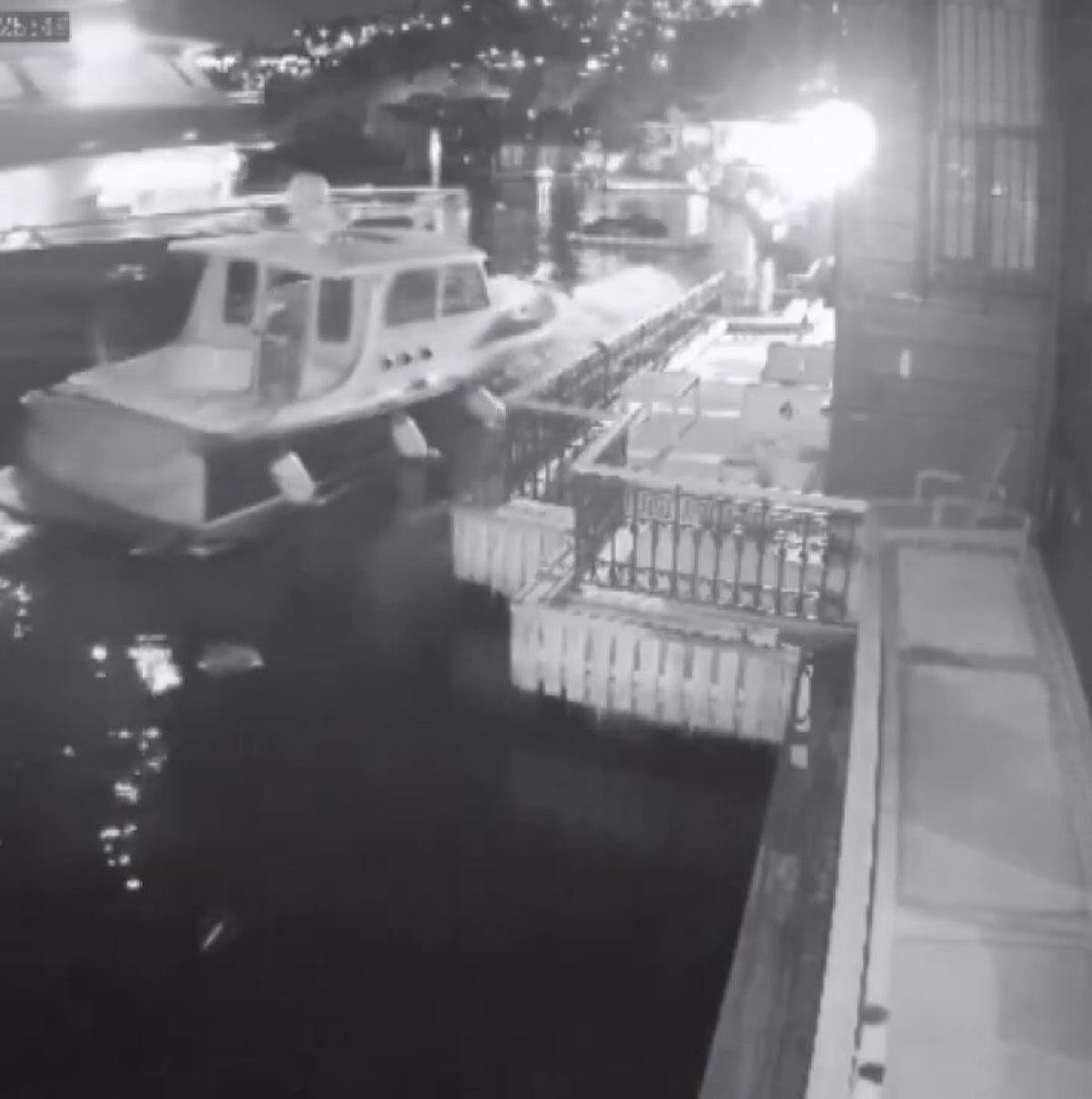 Üsküdar'da yolcu vapuru yalıya çarptı
