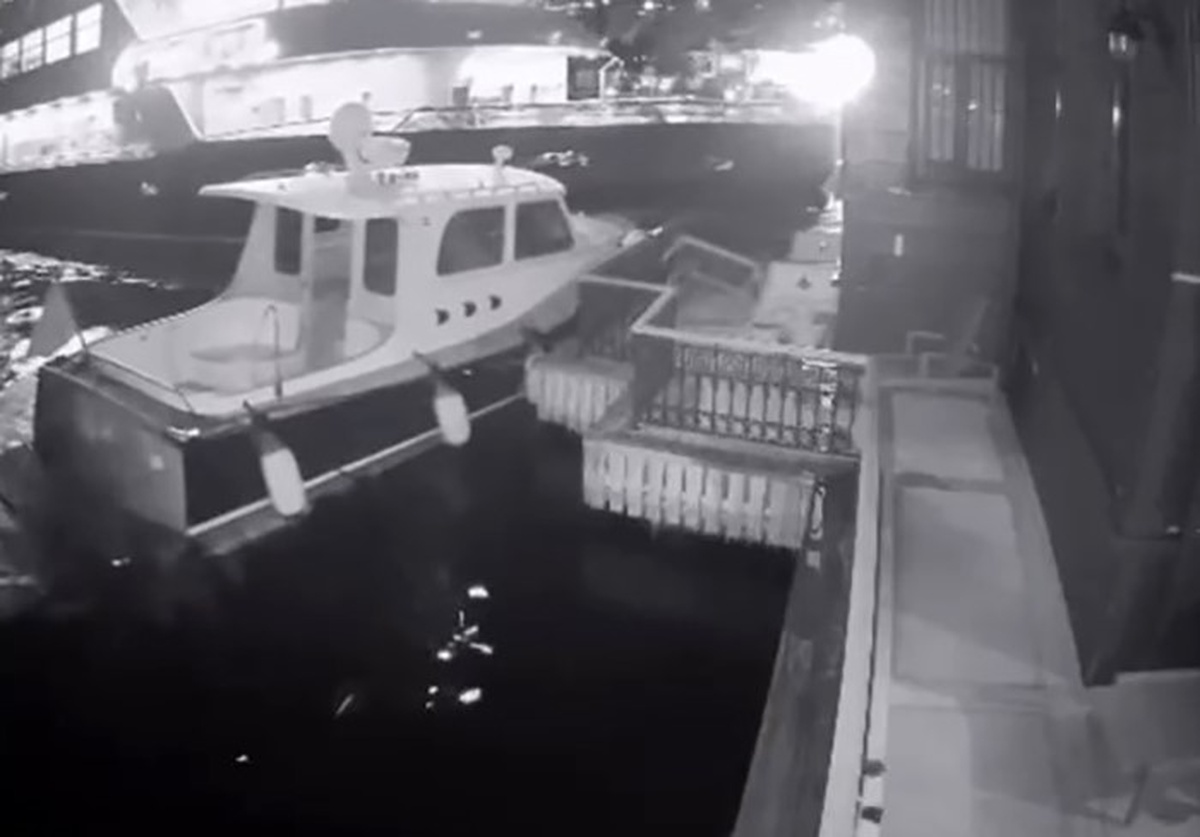 Üsküdar Vaniköy'de 'Bosfor' teknesi Derin Mermerci'nin tarihi yalısına çarptı