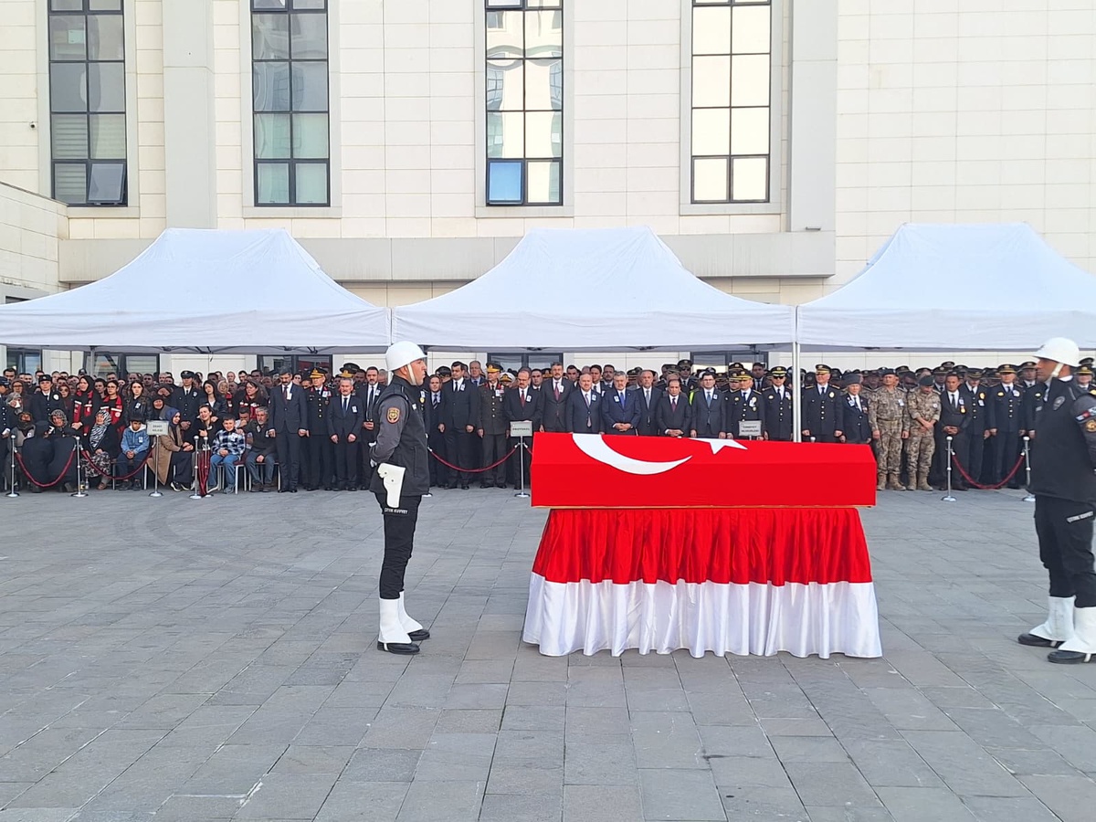 Uygulama noktasında şehit edilen polis memuru için tören düzenlendi