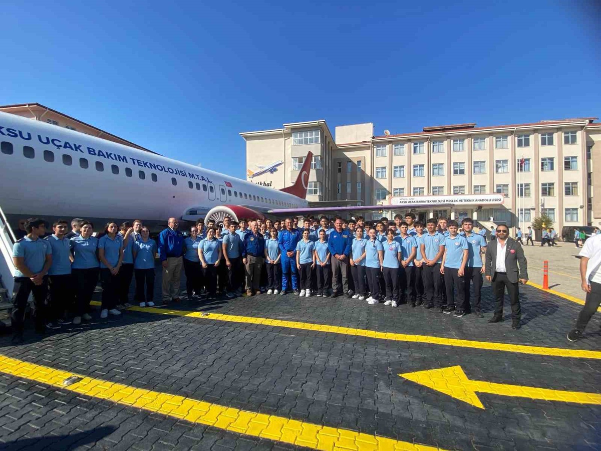 Uzay kongresi kapsamında 4 astronot, Aksu'daki uçak okulunda öğrencilerle buluştu.