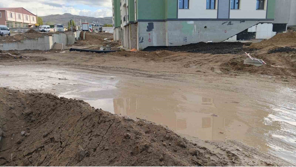 Van Muradiye'de inşaat okul yolunu çamura çevirdi, yüzlerce öğrenci mağdur oldu