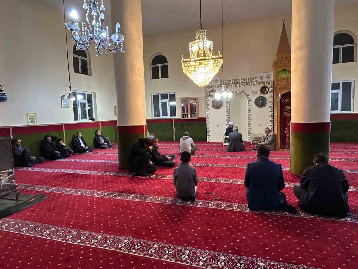 Van Özalp'te cami cemaati sabah namazında buluştu, çorba ve kahvaltı ikram edildi