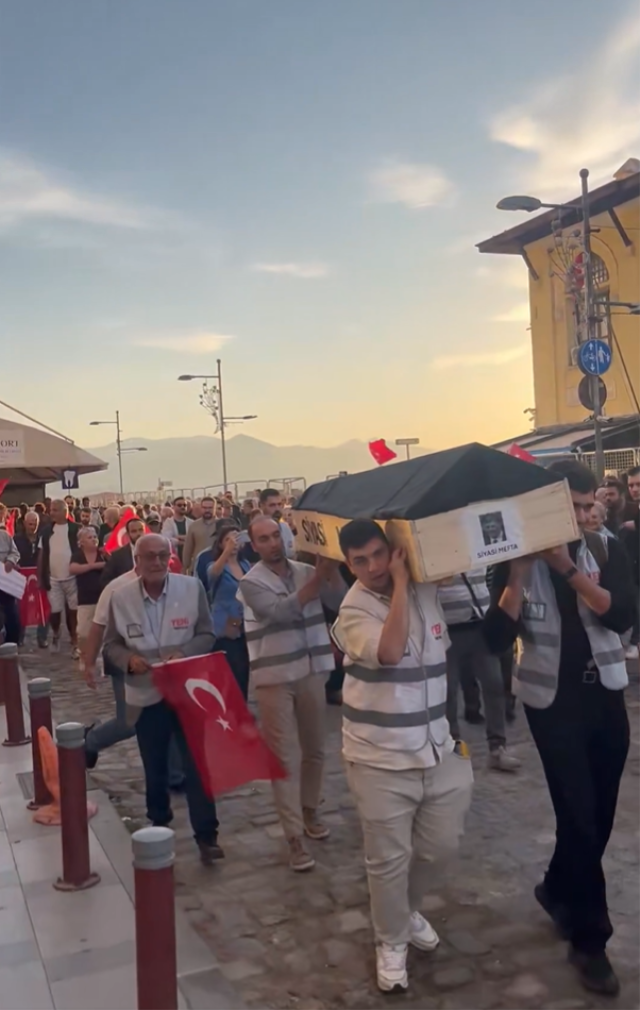 İzmir'de Cemil Tugay'ın AKP'ye katılmasının ardından protesto düzenlendi