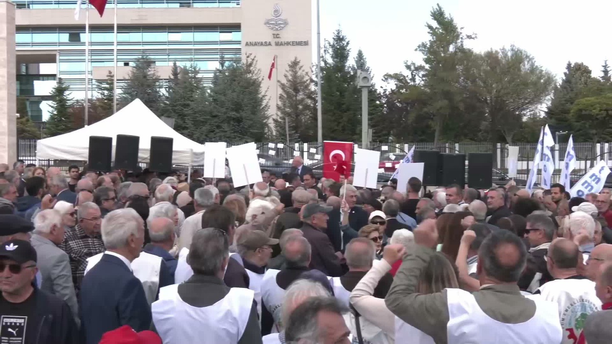 YENİ Partili Günaydın AYM önünde eylemde "Türkiye'yi sansürle susturamazsınız" dedi