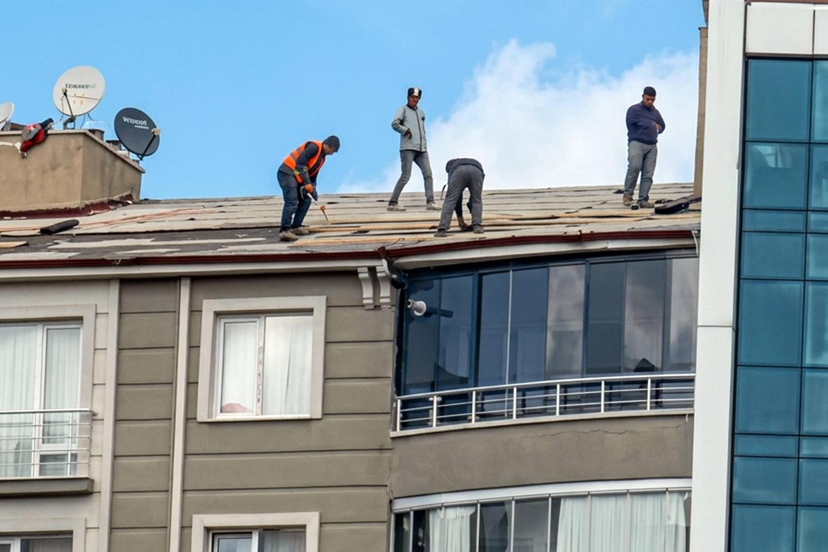 Yozgat Karatepe'de çatıda emniyet kemeri olmadan çalışan işçiler görüntülendi