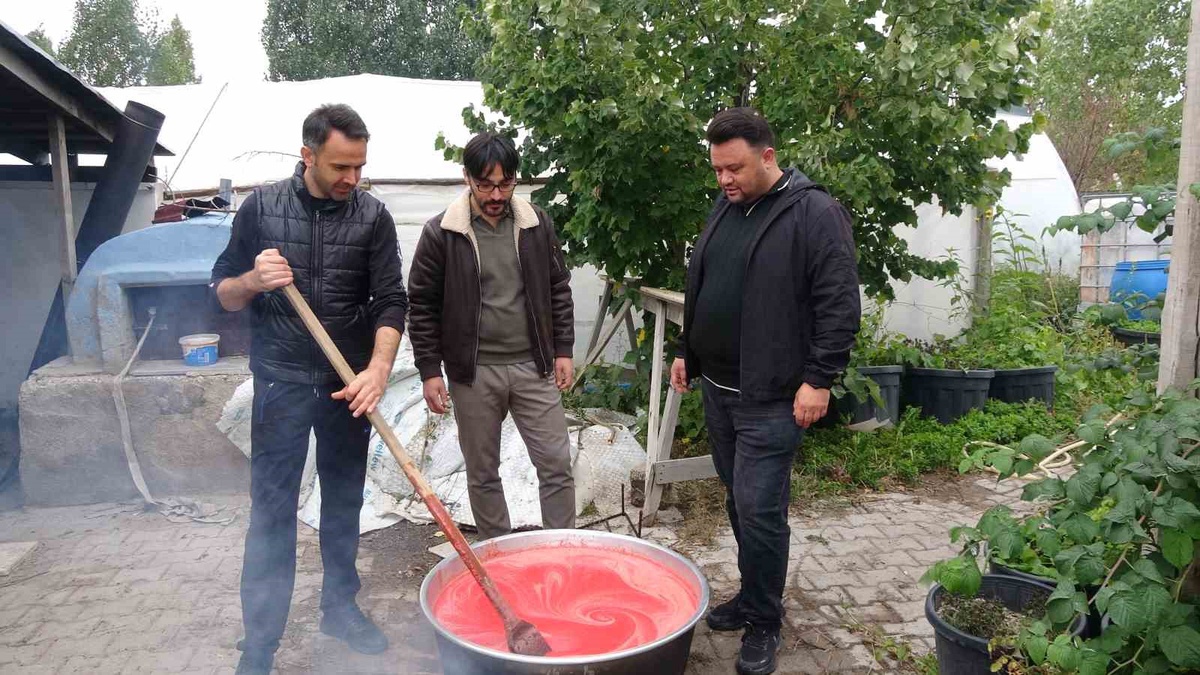 Yozgat Sorgun'da üç arkadaş, eşlerine destek için 300 kilo domatesten salça kaynattı