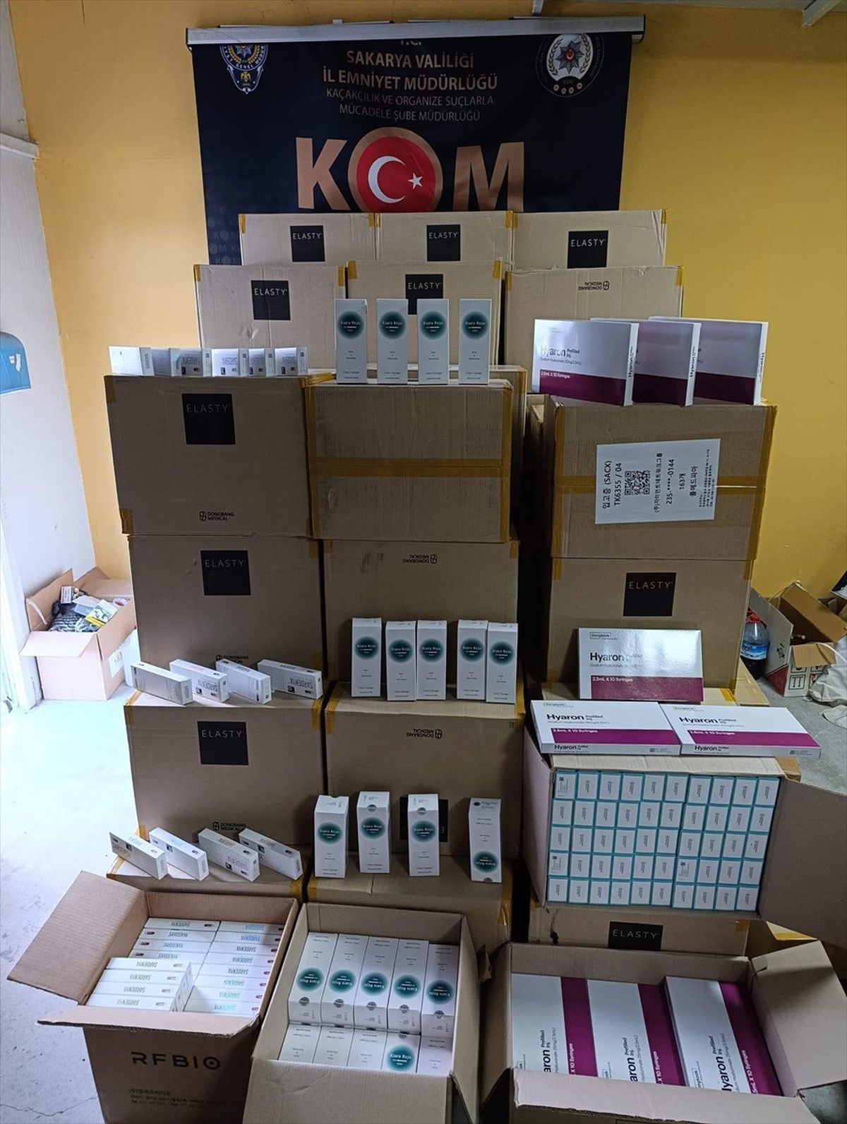 Adapazarı gişelerinde durdurulan araçta 10 bin 700 gümrük kaçağı kozmetik bulundu