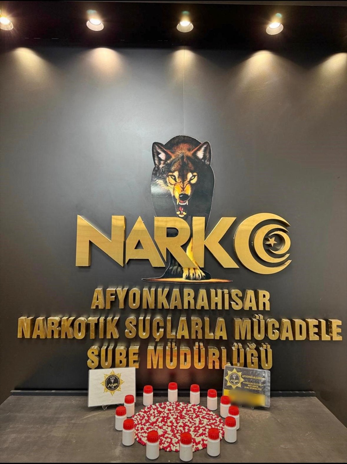Afyonkarahisar'da araçta 594 sentetik hap ele geçirildi, 2 şüpheli tutuklandı