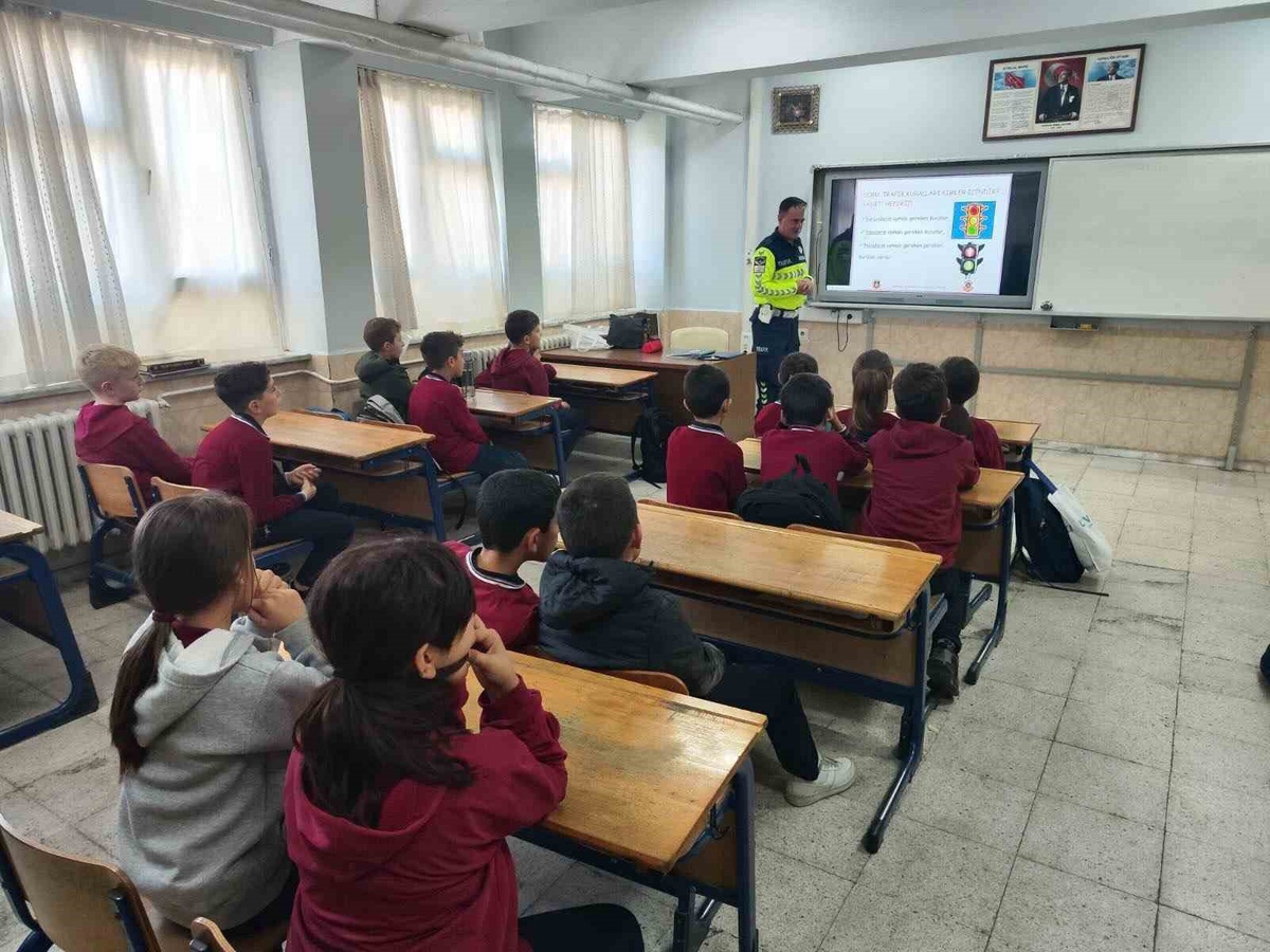 Afyonkarahisar'da jandarma, Tınaztepe beldesinde 29 öğrenciye trafik eğitimi verdi