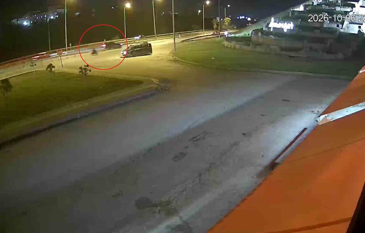 Antalya Manavgat'ta kontrolsüz dönen otomobil motosiklete çarptı, sürücü yaralandı