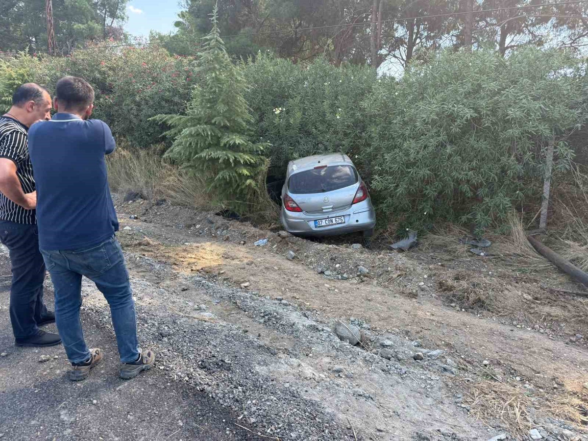Antalya Serik'te kontrolden çıkan otomobil şarampole düşüp sürücü hafif yaralandı