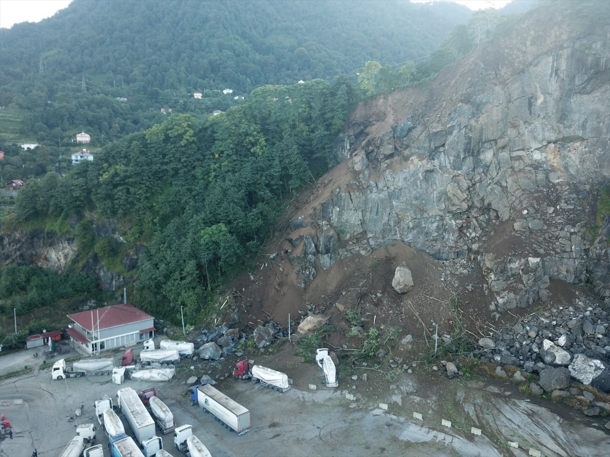 Artvin Hopa'da heyelanda tır parkına kaya düştü, 1 kişi hayatını kaybetti