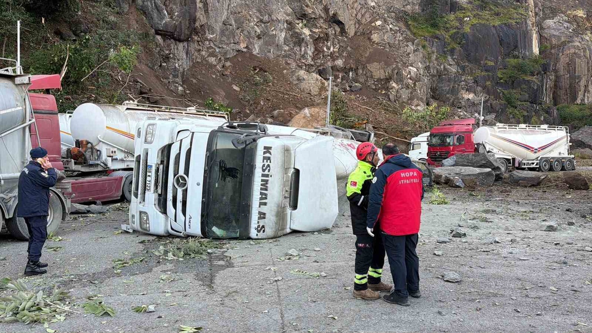 Artvin Hopa'daki tır parkında heyelanda 1 kişi hayatını kaybetti