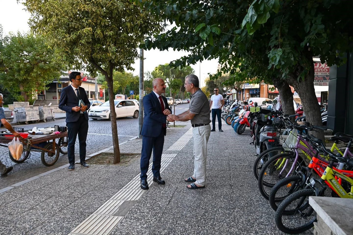 Aydın Valisi Dr. Osman Varol, Egemenlik Bulvarı'nda esnafın sorunlarını dinledi