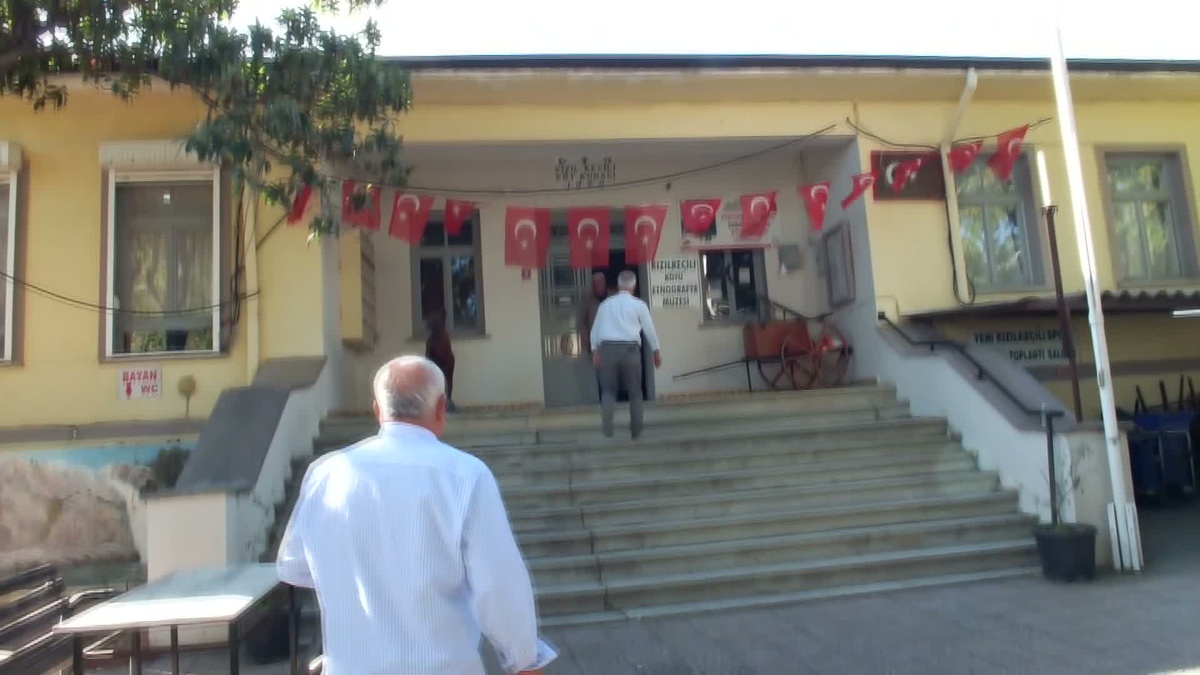 Balıkesir Edremit'te evlerden getirilen eşyalarla kurulan müze ilgi görüyor