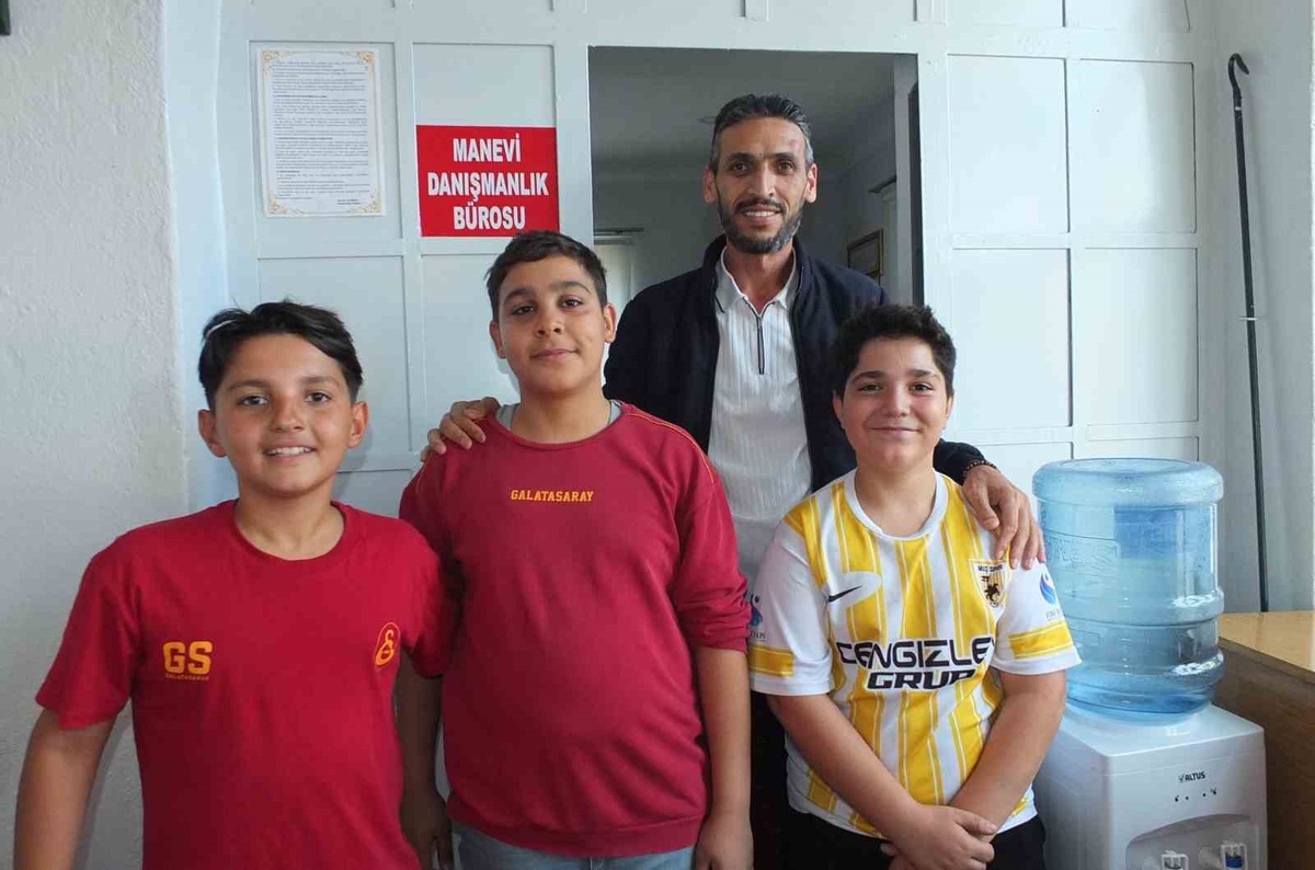 Balıkesir Edremit'te Kızılkeçili Camii imamı manevi danışmanlık bürosu açtı