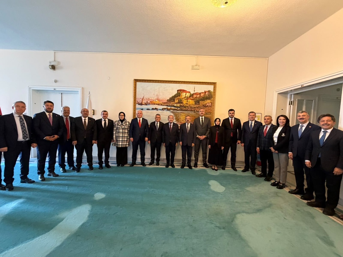 Bekir Bozdağ, sağlık sebebiyle istifa sonrası AK Parti grup toplantısına katıldı