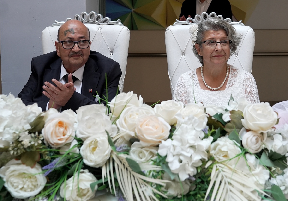 Beylikdüzü Huzurevi'nde kalan Fatma ve Haluk Yüksel iki ay nişanlılık sonrası evlendi