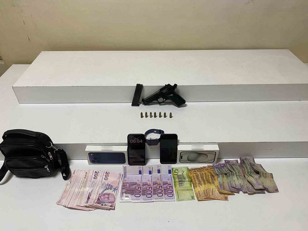 Beyoğlu'nda camiden 5 bin euro, 3 bin dolar, 5 bin Suudi riyali çalan kişi tutuklandı