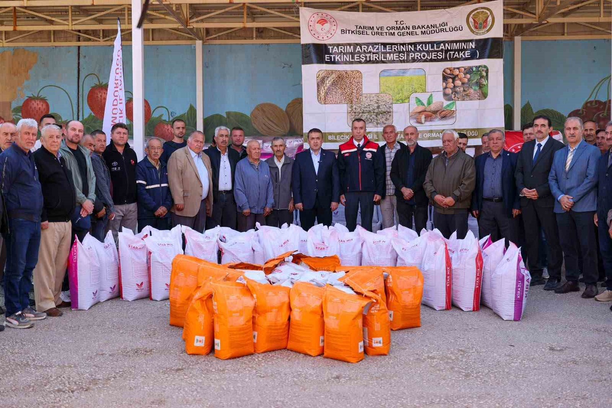Bilecik'te 306 üreticiye 717 torba kanola tohumu teslim edildi