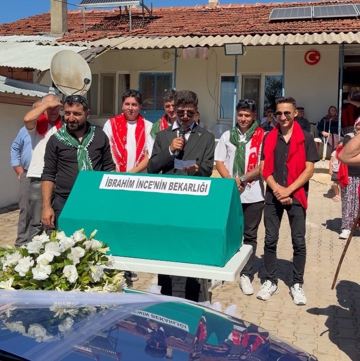 Bilecik'te köy düğününde damat çatıya çıkarıldı, arkadaşları tepsi tepsi yemek istedi
