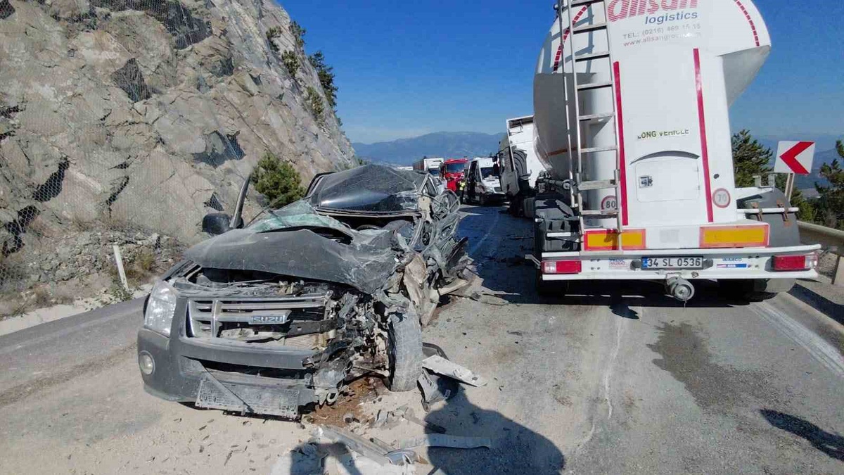 Bolu Mudurnu'da tır ile pikap çarpıştı, pikap sürücüsü öldü, 2 kişi yaralandı