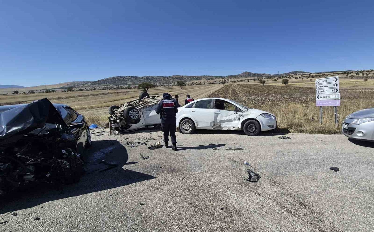 Burdur Yeşilova'da 3 araç çarpıştı, 1 kişi öldü, 7 kişi yaralandı
