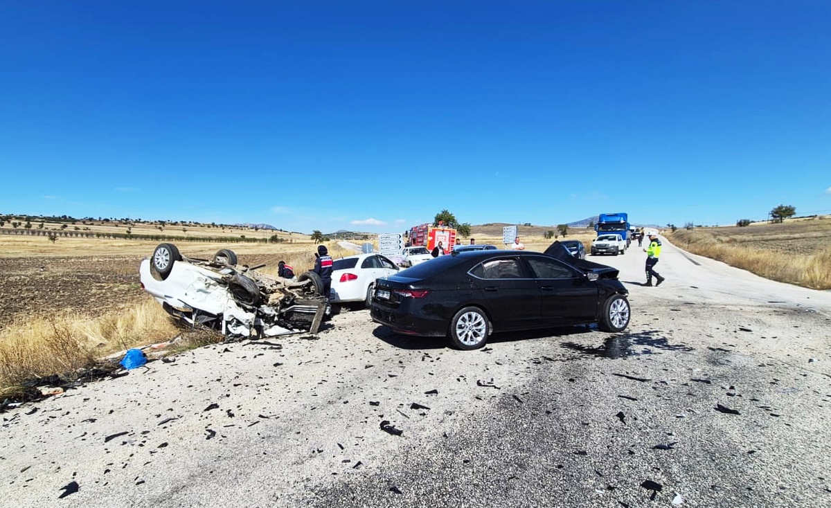 Burdur Yeşilova'da 3 otomobil çarpıştı; Musa Çakır öldü, 1'i ağır 7 kişi yaralandı