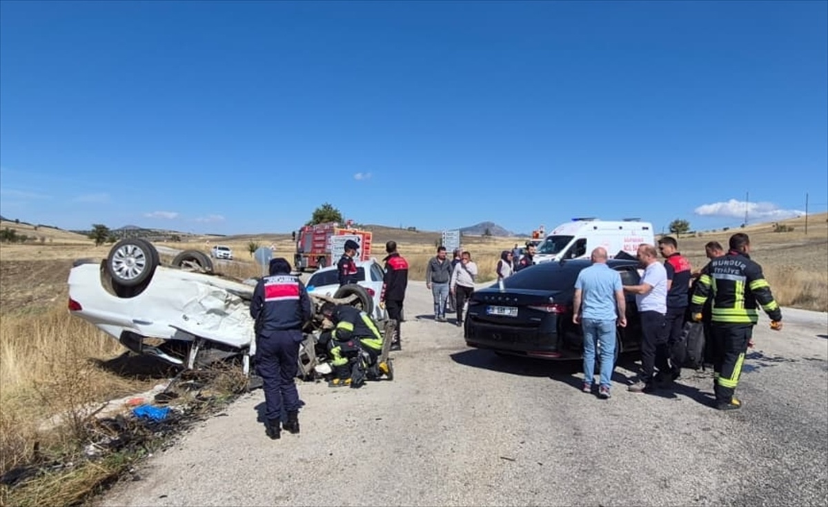 Burdur Yeşilova'da Orhanlı köyü yolunda 3 araç çarpıştı, 1 kişi öldü 4 kişi yaralandı