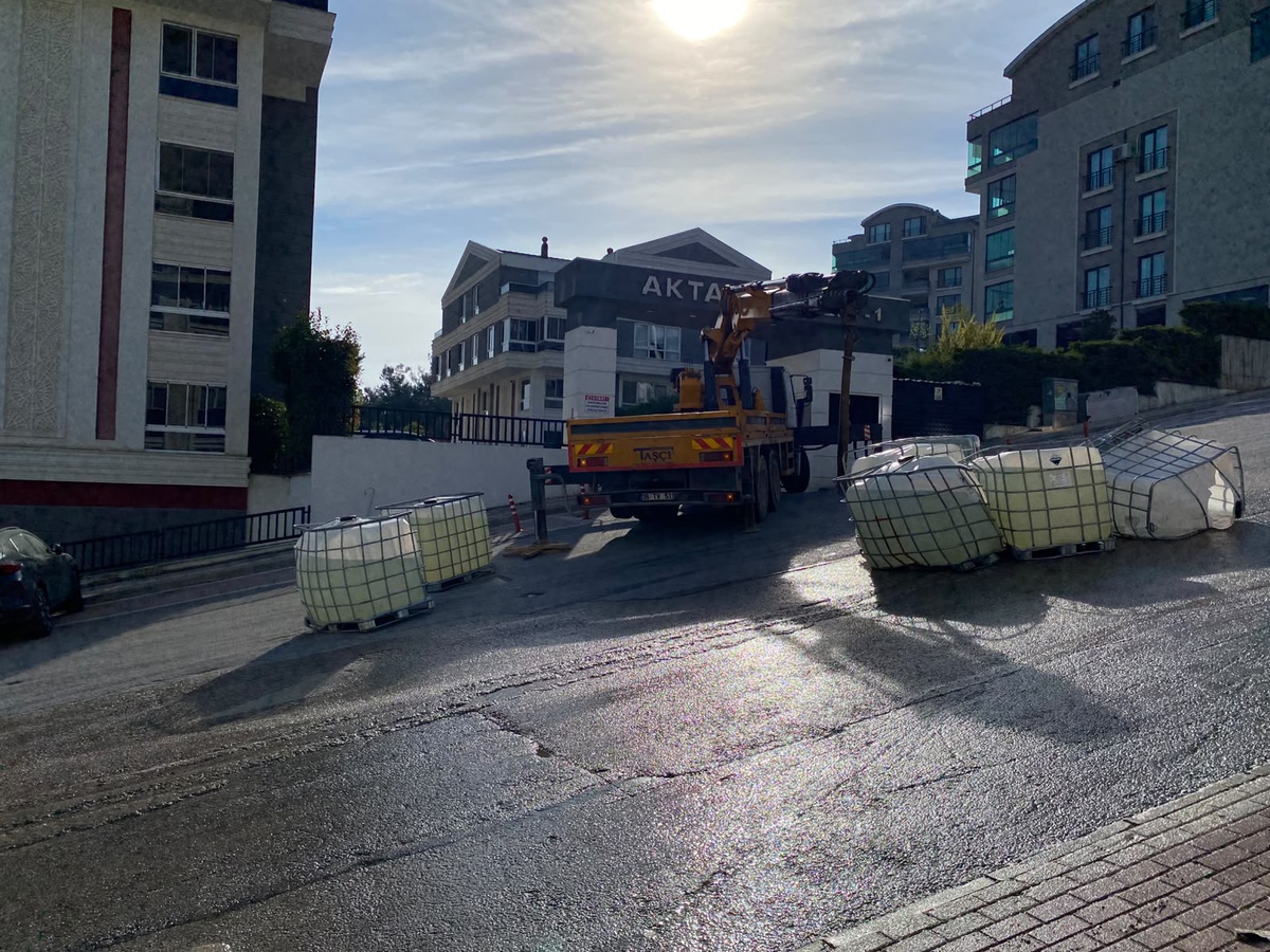 Bursa'da kamyondan düşen tanklardan sızan sülfürik asit caddeyi trafiğe kapattı