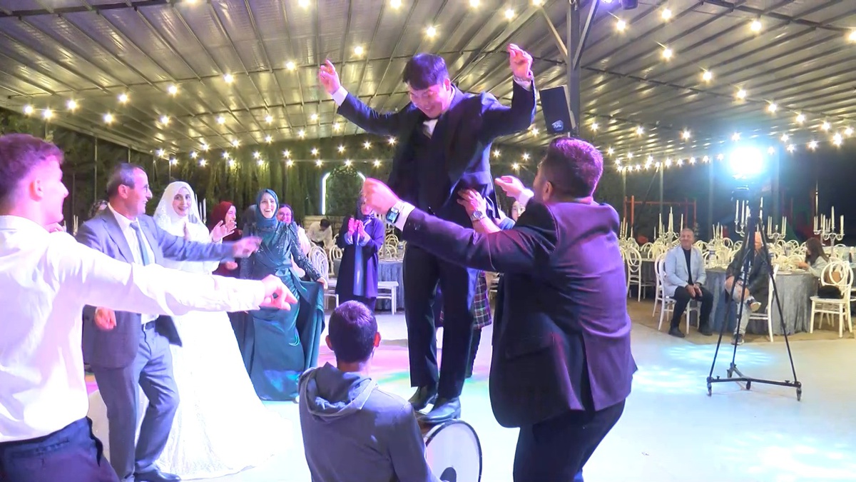 Trabzonlu öğretmenin Koreli damadı davulun üstünde göbek attı! Babanın iki şartı vardı