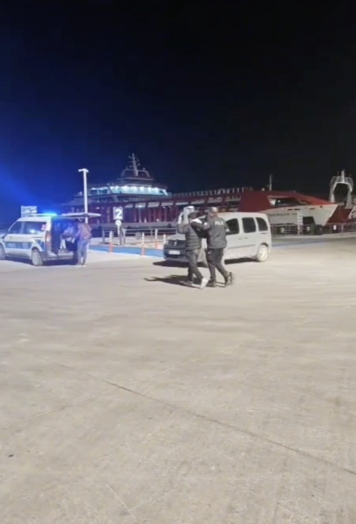 Çanakkale Gelibolu'da TIR dorsesinde 5 kaçak göçmen yakalandı