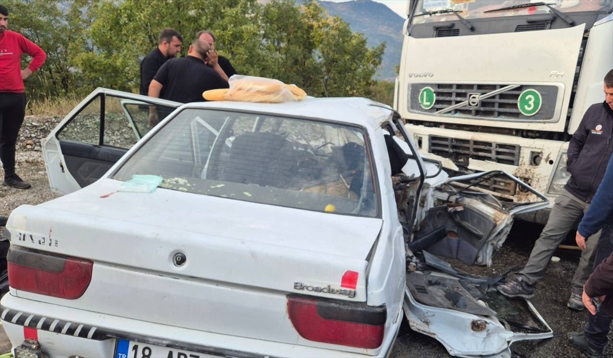 Çankırı Bayramören'de tırla çarpışan otomobildeki 3 yaralı hastaneye kaldırıldı