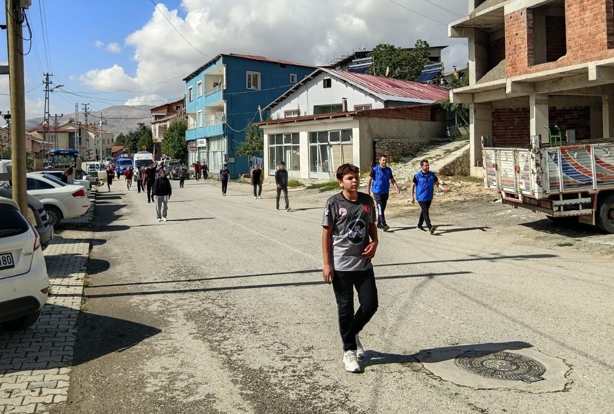 Çelikhan Kaymakamlığı ve Gençlik ve Spor Müdürlüğü ödüllü atletizm koşusu düzenledi
