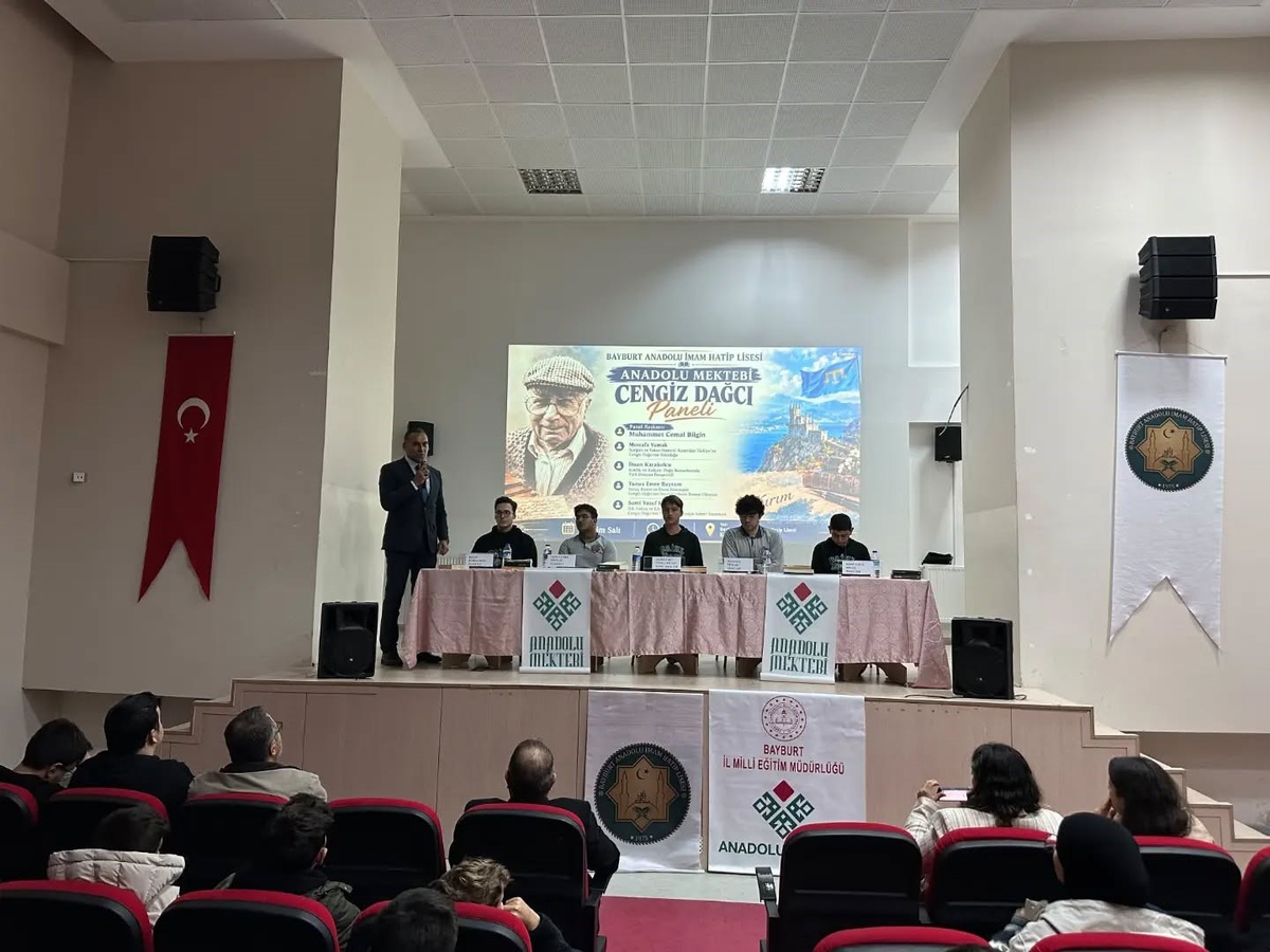 Cengiz Dağcı panelinin üçüncüsü Bayburt Anadolu İmam Hatip Lisesi'nde yapıldı