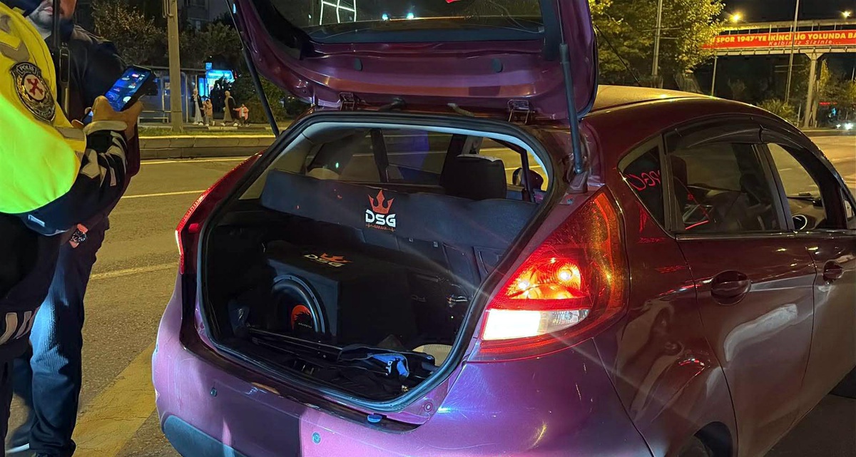 Çorlu'da otomobilinde yüksek ses sistemi bulunan sürücüye 24 bin lira ceza kesildi