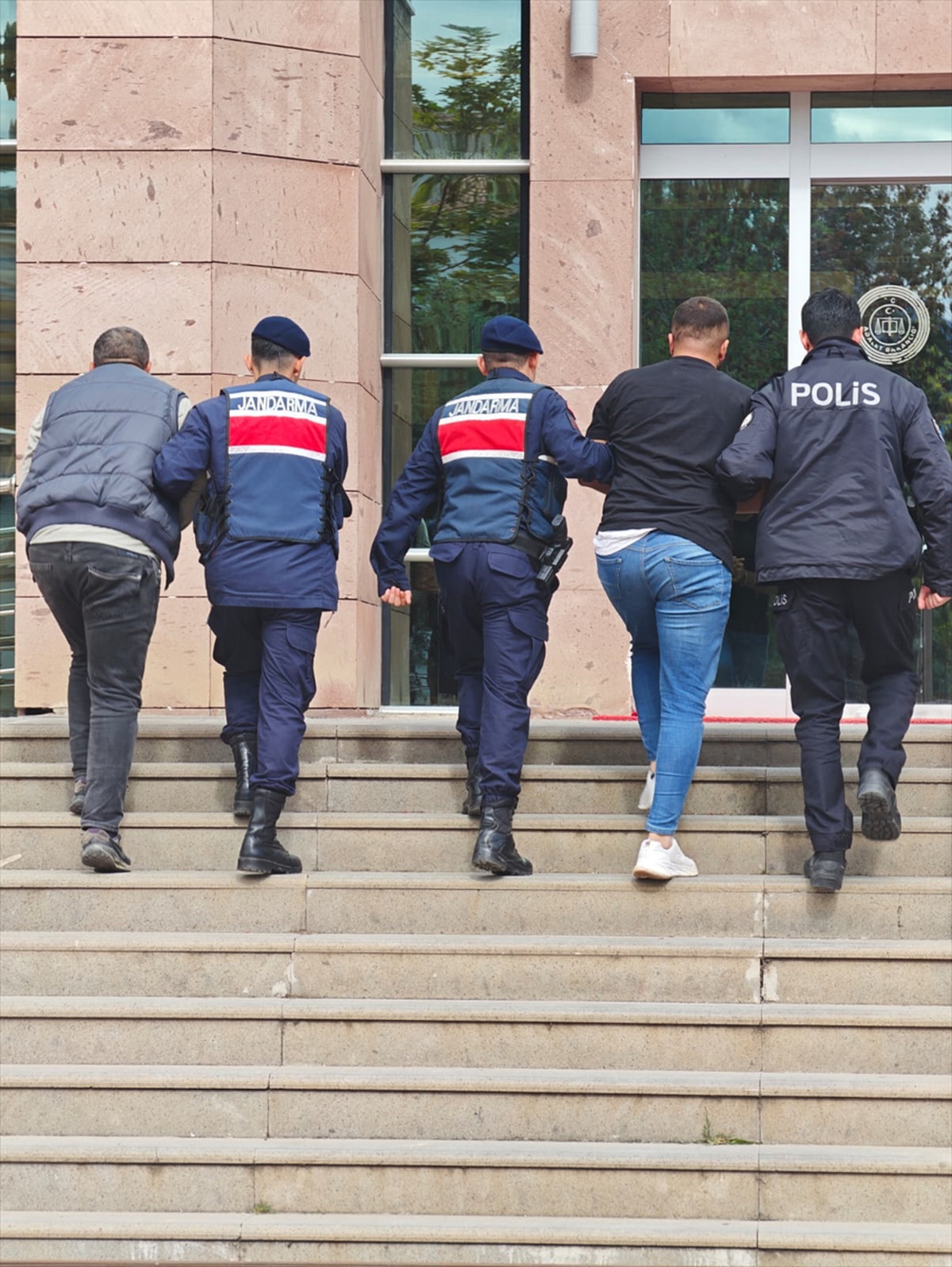 Çorum Dodurga'da uyuşturucu operasyonunda 2 şüpheliden biri tutuklandı