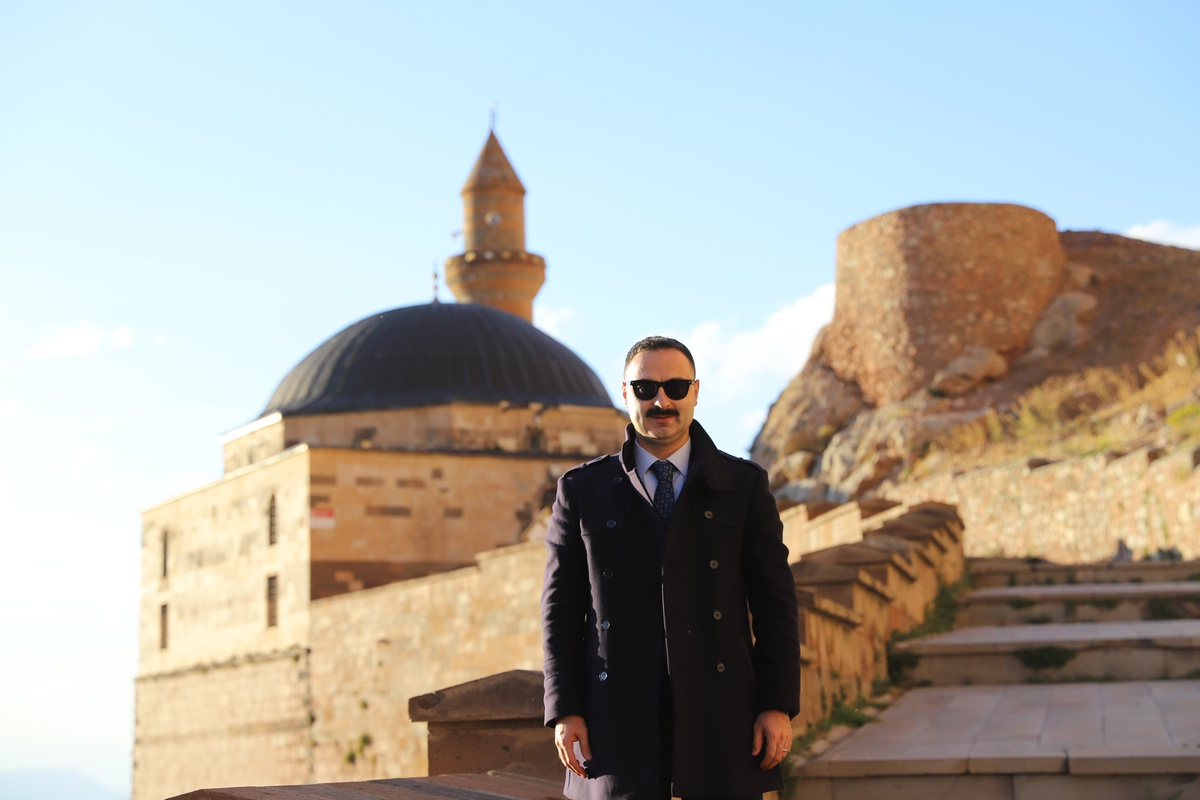 Doğubayazıt Kaymakamı Mustafa Ayvat, tarihi Eski Bayezid Camii'nde incelemede bulundu