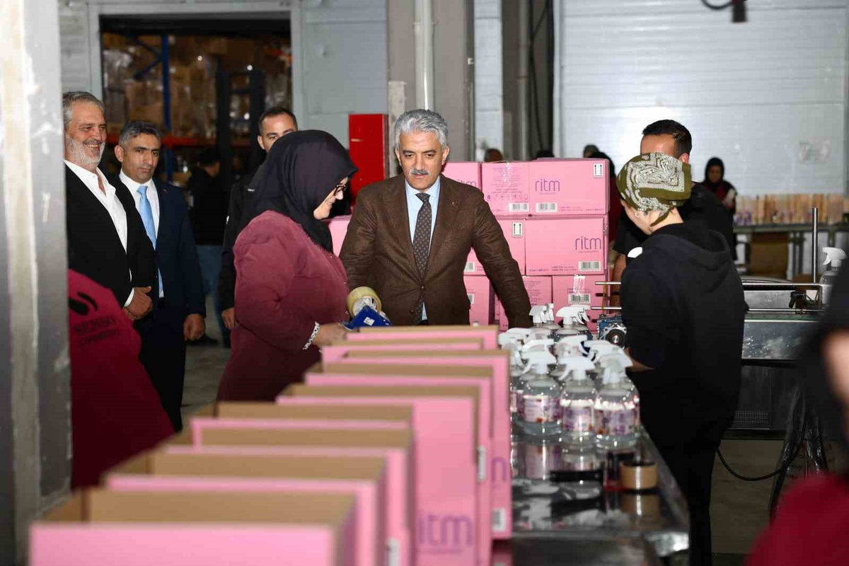 Düzce Valisi Makas, Yeni Taşköprü'deki kozmetik fabrikasının üretim hattını inceledi