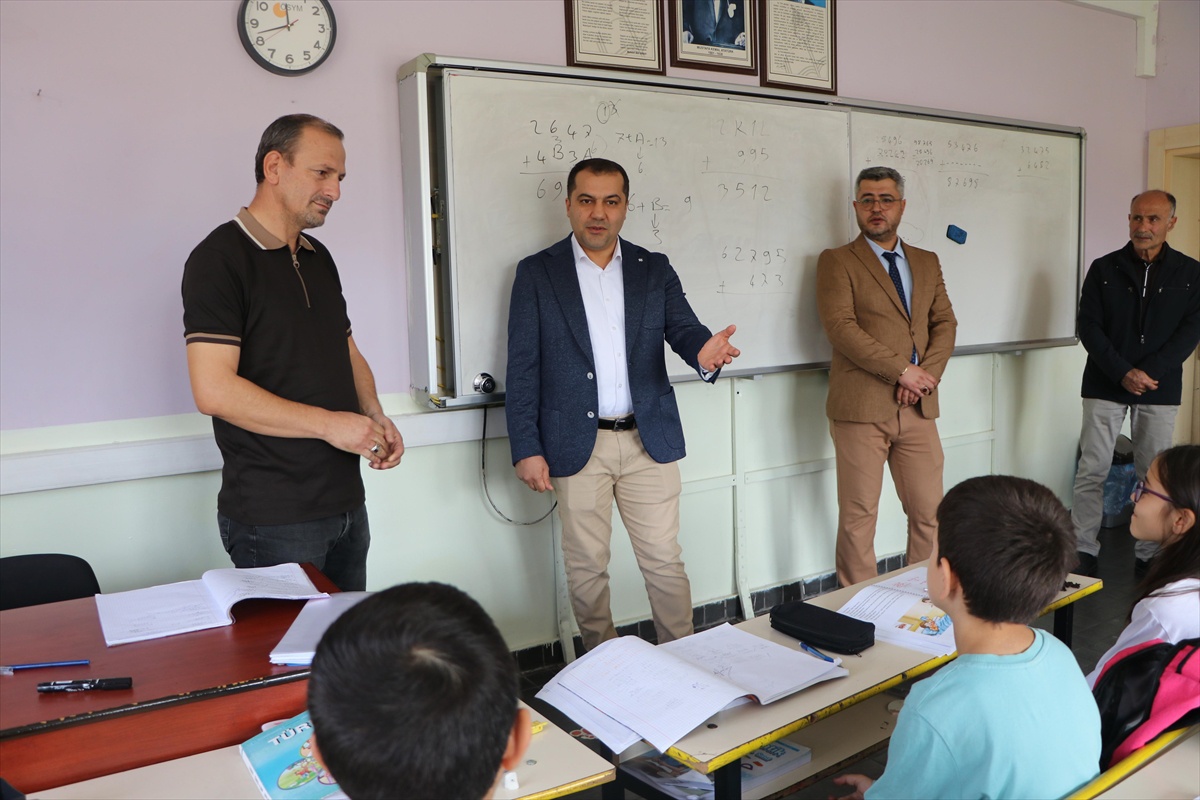Elazığ'ın Keban Kaymakamı Onur, Fevzi Çakmak İlkokulunda öğrencilerle buluştu