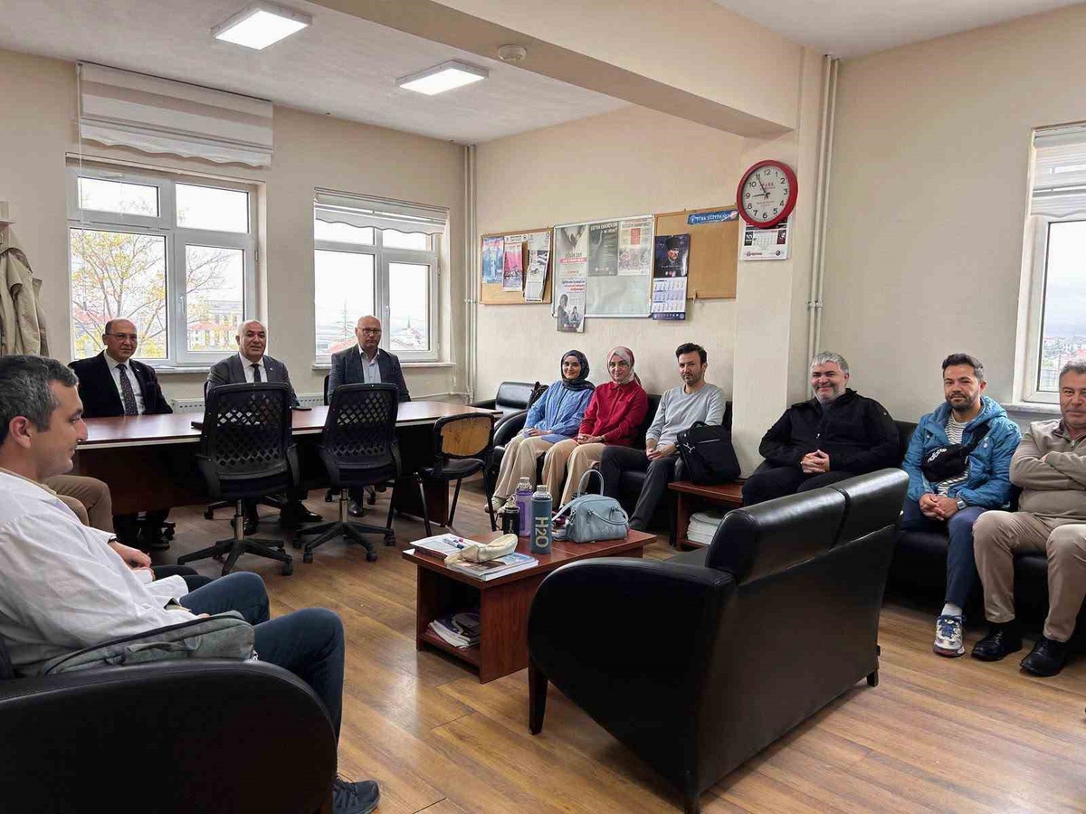 Emeksiz okul ziyaretlerini sürdürüyor